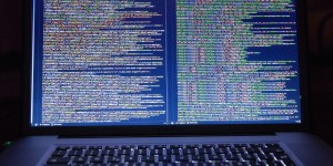 Beitragsbild des Blogbeitrags Softwareentwickler lassen sich oft nicht anstellen