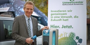 Beitragsbild des Blogbeitrags Umweltcenter der Raiffeisenbank Gunskirchen bietet Null-Prozent-Finanzierung für E-Autos 