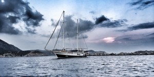 Beitragsbild des Blogbeitrags Yoga & Reisen: Segeltour Griechenland – Nisyros, Tilos, Symi & Kos 