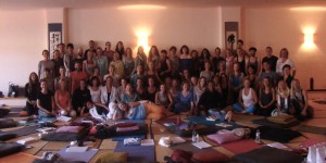 Beitragsbild des Blogbeitrags YOGA Workshops: Yin Yoga & Meditations-Teachertraining mit Sarah Powers auf Paros, Griechenland 