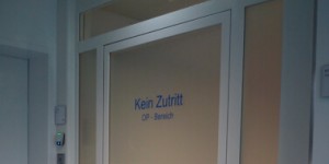 Beitragsbild des Blogbeitrags Darf sich der Chefarzt vertreten lassen?