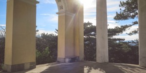 Beitragsbild des Blogbeitrags Wanderung zum Husarentempel im Naturpark Föhrenwald bei Mödling