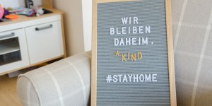 Beitragsbild des Blogbeitrags Wir bleiben zu Hause mit Kind – Tipps für deine Familienzeit zu Hause