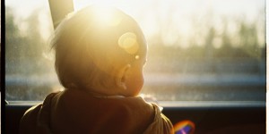 Beitragsbild des Blogbeitrags 5 Tipps für längere Autofahrten mit Baby und Kleinkind