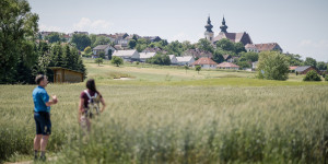 Beitragsbild des Blogbeitrags Am Lebensweg von Artstetten nach Maria Taferl wandern 