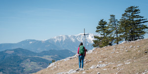 Beitragsbild des Blogbeitrags Wanderung zum höchsten Punkt der Hohen Wand: von Höflein über die Wilhelm-Eichert Hütte zum Plackles