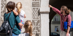 Beitragsbild des Blogbeitrags Mit Kindern auf Entdeckungstour durch Wiener Neustadt: die Citytouren für Familien 