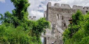 Beitragsbild des Blogbeitrags Die Ruine Kirchschlag erkunden: Blickpunkte, alte Mauern und Feuertürme 