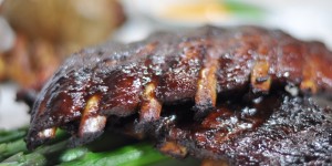 Beitragsbild des Blogbeitrags Perfekte Spareribs am Kugelgrill geräuchert 