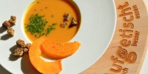 Beitragsbild des Blogbeitrags Kürbis Karotten Kokos Suppe – unsere „3K“ Lieblingssuppe