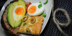 Beitragsbild des Blogbeitrags Avocado Ei im Speckmantel vom Smoker 