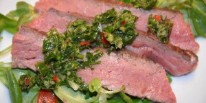 Beitragsbild des Blogbeitrags Chimichurri – Original Rezept der argentinischen Kräutersauce 