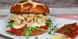 Beitragsbild des Blogbeitrags Pulled Lachsburger vom Grill mit Honig-Senfcreme