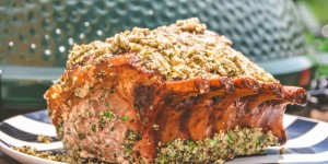 Beitragsbild des Blogbeitrags Mangalica Racks im Kräutermantel vom Keramikgrill