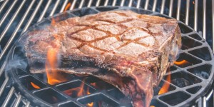 Beitragsbild des Blogbeitrags Dry-Aged Cowboy Steak vom Blonde d’Aquitaine mit Rosmarinkartoffeln