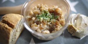 Beitragsbild des Blogbeitrags vegetarisches Grammelschmalz aufs Brot