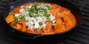Beitragsbild des Blogbeitrags Schnelle Süßkartoffelpfanne mit Feta aus der Feuerpfanne