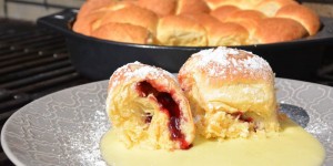 Beitragsbild des Blogbeitrags Fluffige Buchteln vom Grill mit Vanillesauce