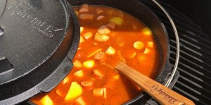 Beitragsbild des Blogbeitrags Kartoffelgulasch aus dem Dutch Oven