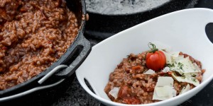 Beitragsbild des Blogbeitrags Cremiges Tomatenrisotto im Dutch Oven zubereitet 