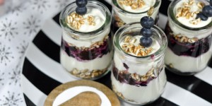 Beitragsbild des Blogbeitrags Hüttenkäse Heidelbeere Dessert im Winter