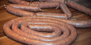 Beitragsbild des Blogbeitrags Selbstgemachte Bratwurst mit Nüssen & Trockenfrüchten