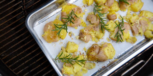 Beitragsbild des Blogbeitrags „Smashed Potatoes“ – Knusprige Stampfkartoffeln vom Grill
