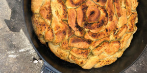 Beitragsbild des Blogbeitrags Würzige Zupfbrot Blume aus dem Dutch Oven 