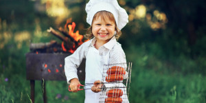 Beitragsbild des Blogbeitrags Grillen mit Kindern – Was ist zu beachten? 