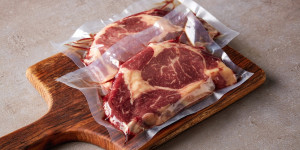 Beitragsbild des Blogbeitrags Fleisch online Kaufen – Vorteile & Nachteile – Was ist zu beachten?