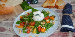 Beitragsbild des Blogbeitrags Burrata mit Tomatensalat und Nüssen 