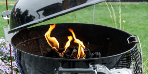 Beitragsbild des Blogbeitrags Temperatursteuerung beim Kugelgrill – So klappt es!