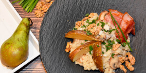 Beitragsbild des Blogbeitrags Cremiges Pilzrisotto mit Karamell-Birnen aus dem Feuertopf