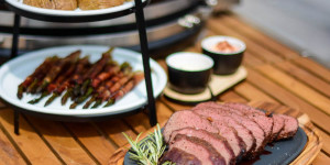 Beitragsbild des Blogbeitrags Whisky-Rinderhuft Braten mit Spargel im Speckmantel
