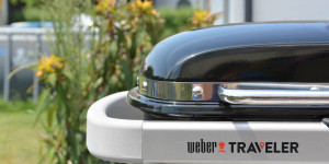Beitragsbild des Blogbeitrags Weber Traveler – der geniale Campinggrill
