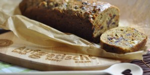 Beitragsbild des Blogbeitrags Mediterranes Kastenbrot mit Oliven, Tomaten und Nüssen