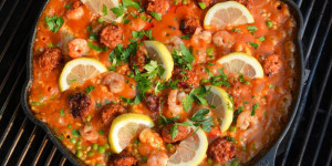 Beitragsbild des Blogbeitrags Spanische Paella mit Huhn, Shrimps & Chorizo