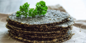 Beitragsbild des Blogbeitrags Crunchy Parmesan Chips als Burger Topping