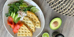 Beitragsbild des Blogbeitrags Kräuterwaffeln mit Wildlachs & Avocado