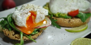 Beitragsbild des Blogbeitrags Pochiertes Ei im Avocado Bett 
