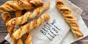 Beitragsbild des Blogbeitrags Schnelle Pizzastangerl als perfektes Fingerfood