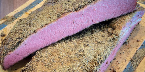 Beitragsbild des Blogbeitrags Pastrami aus dem Smoker – So klappt es!