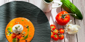 Beitragsbild des Blogbeitrags Klassisches Gazpacho mit Trüffelburrata