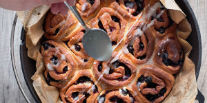 Beitragsbild des Blogbeitrags Heidelbeerschnecken aus dem Dutch Oven