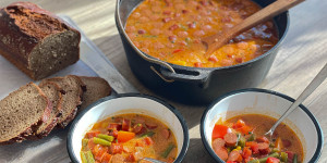 Beitragsbild des Blogbeitrags Cabanossi Suppe aus dem Dutch Oven 