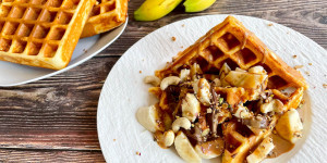 Beitragsbild des Blogbeitrags Buttermilch Waffeln mit Bananen & Karamell