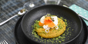 Beitragsbild des Blogbeitrags Wildkräuter Polenta mit pochiertem Ei
