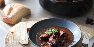 Beitragsbild des Blogbeitrags Feines Hirschragout in einer Schokoladen-Cranberry Sauce 