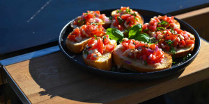 Beitragsbild des Blogbeitrags Knuspriges Tomatenbruschetta von der FLARE Feuerplatte