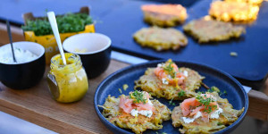 Beitragsbild des Blogbeitrags Kartoffelpuffer mit Räucherlachs von der Feuerplatte